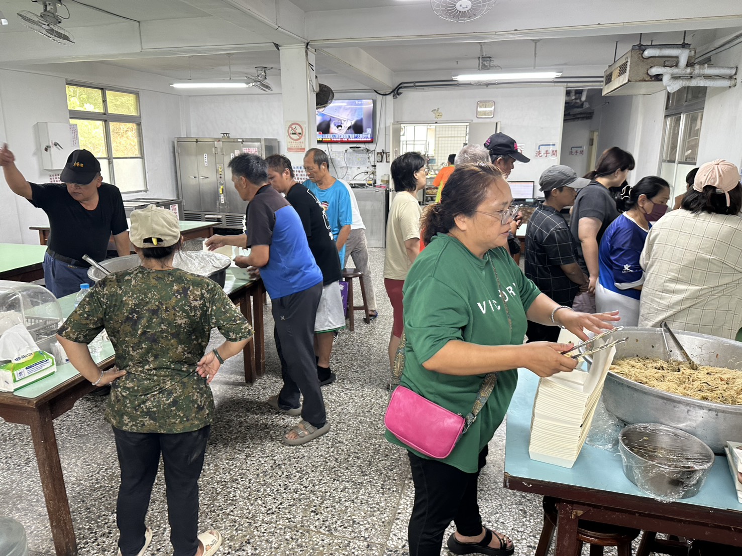 員工餐廳備有三餐供居民享用熱食