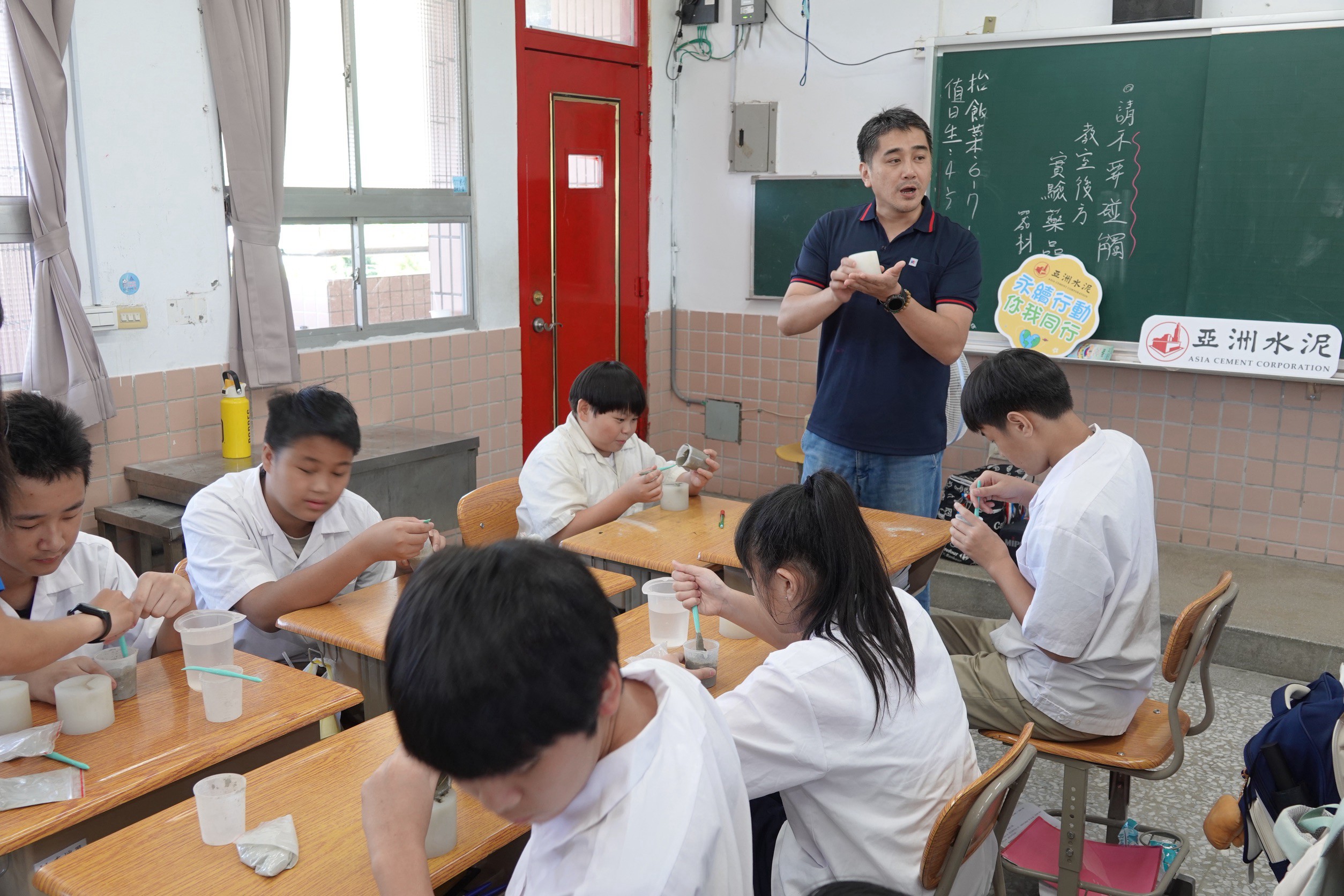 圖2亞泥花蓮廠員工化身化學小老師帶領學生從水泥實驗認識材料化學探索水泥產業背後的科學