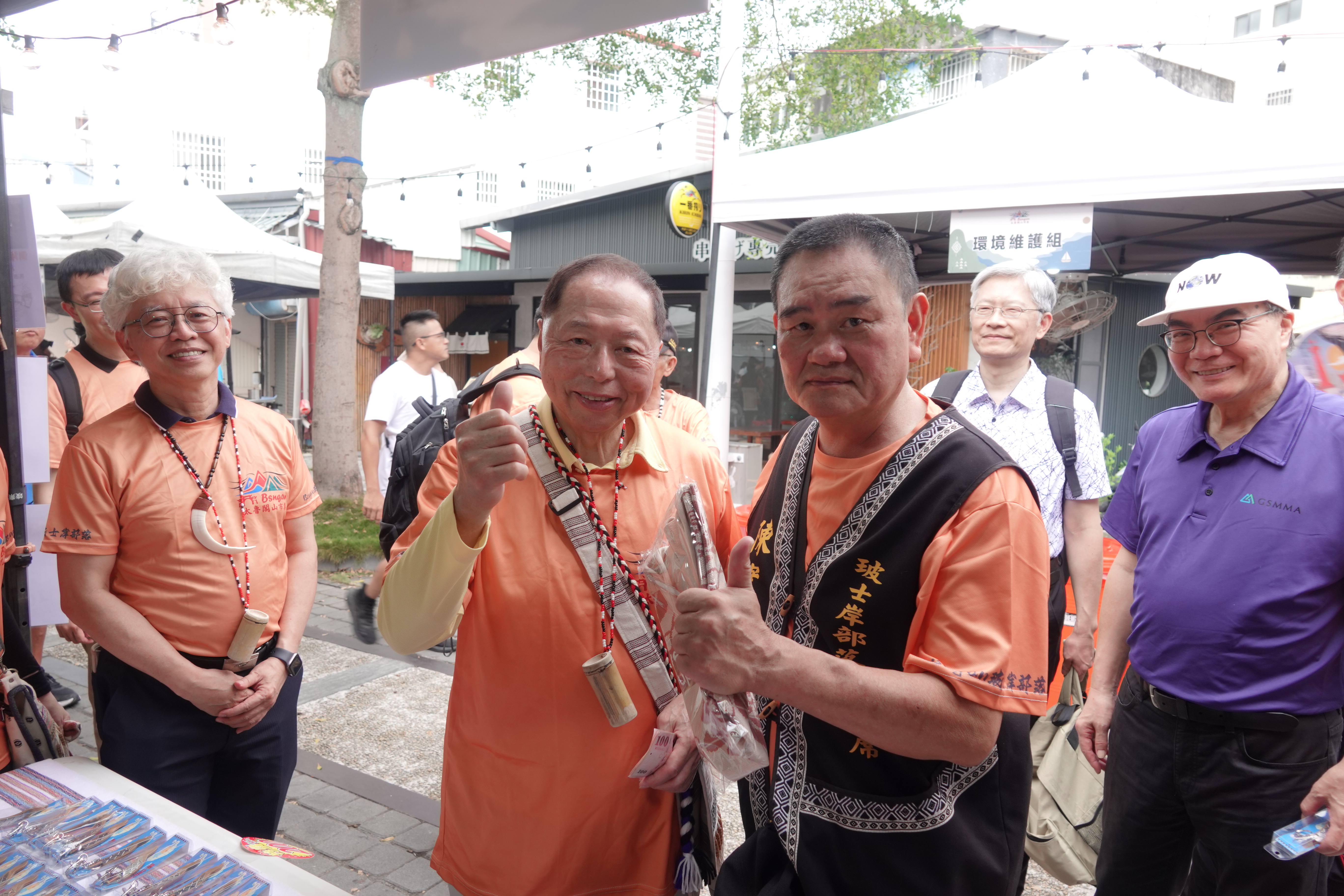 圖說2玻士岸部落會議主席陳實誠右帶領亞泥總經理李坤炎走訪市集攤位支持部落產業